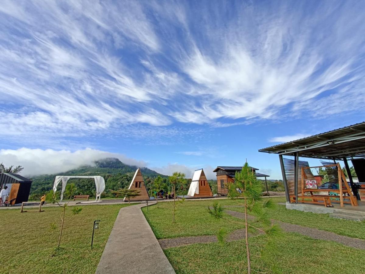 Wawowow Hotel Tomohon Exterior photo